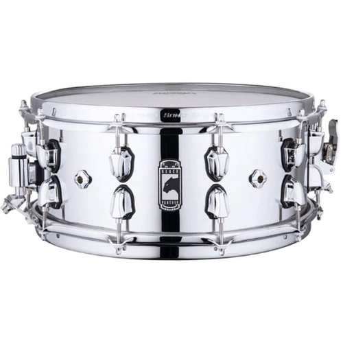 The Cyrus conquers the groove with the strength of steel. The fundamental crack is deep and dry and projects with mighty energy.